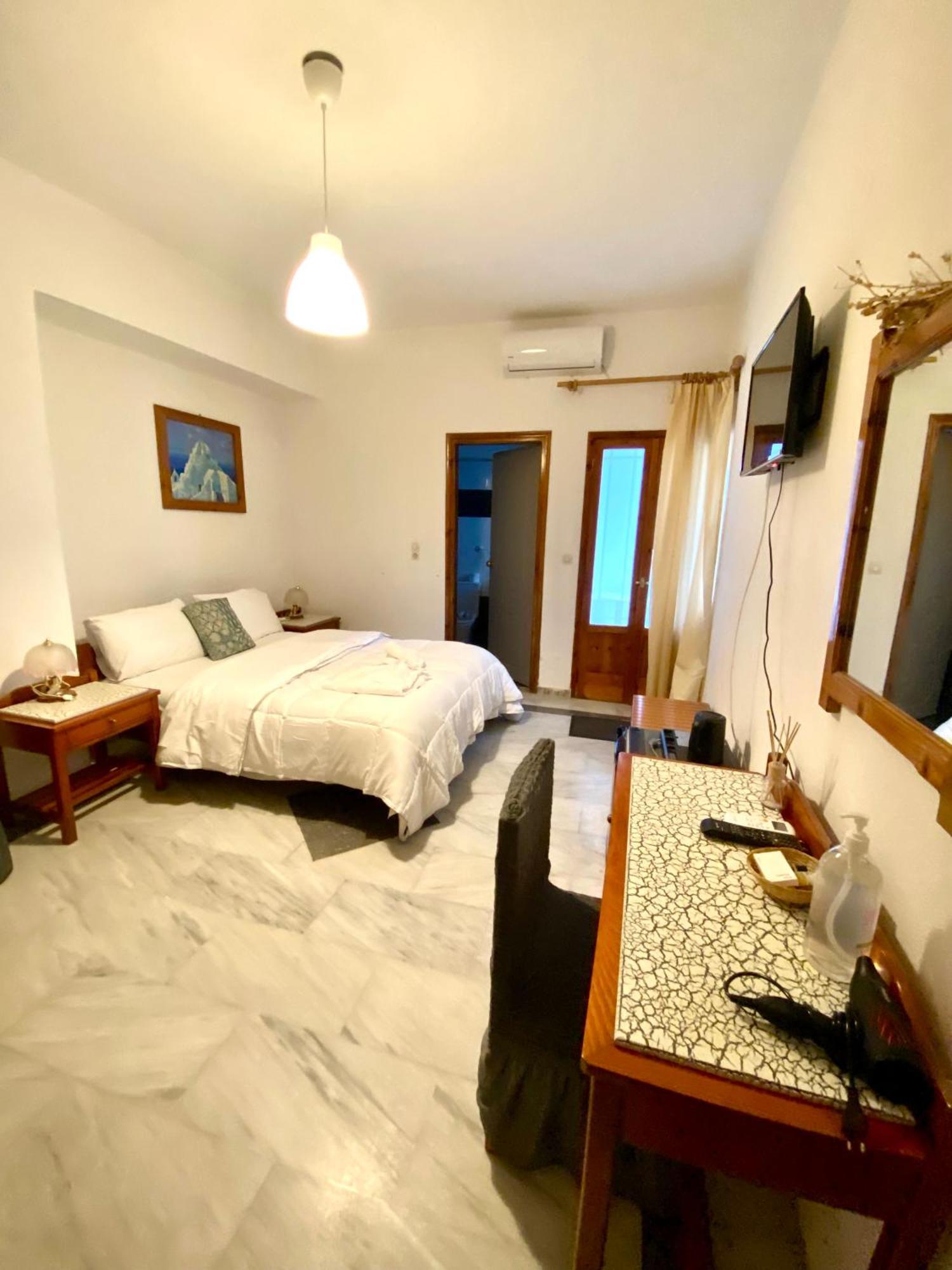 Costas Inn Spílion エクステリア 写真