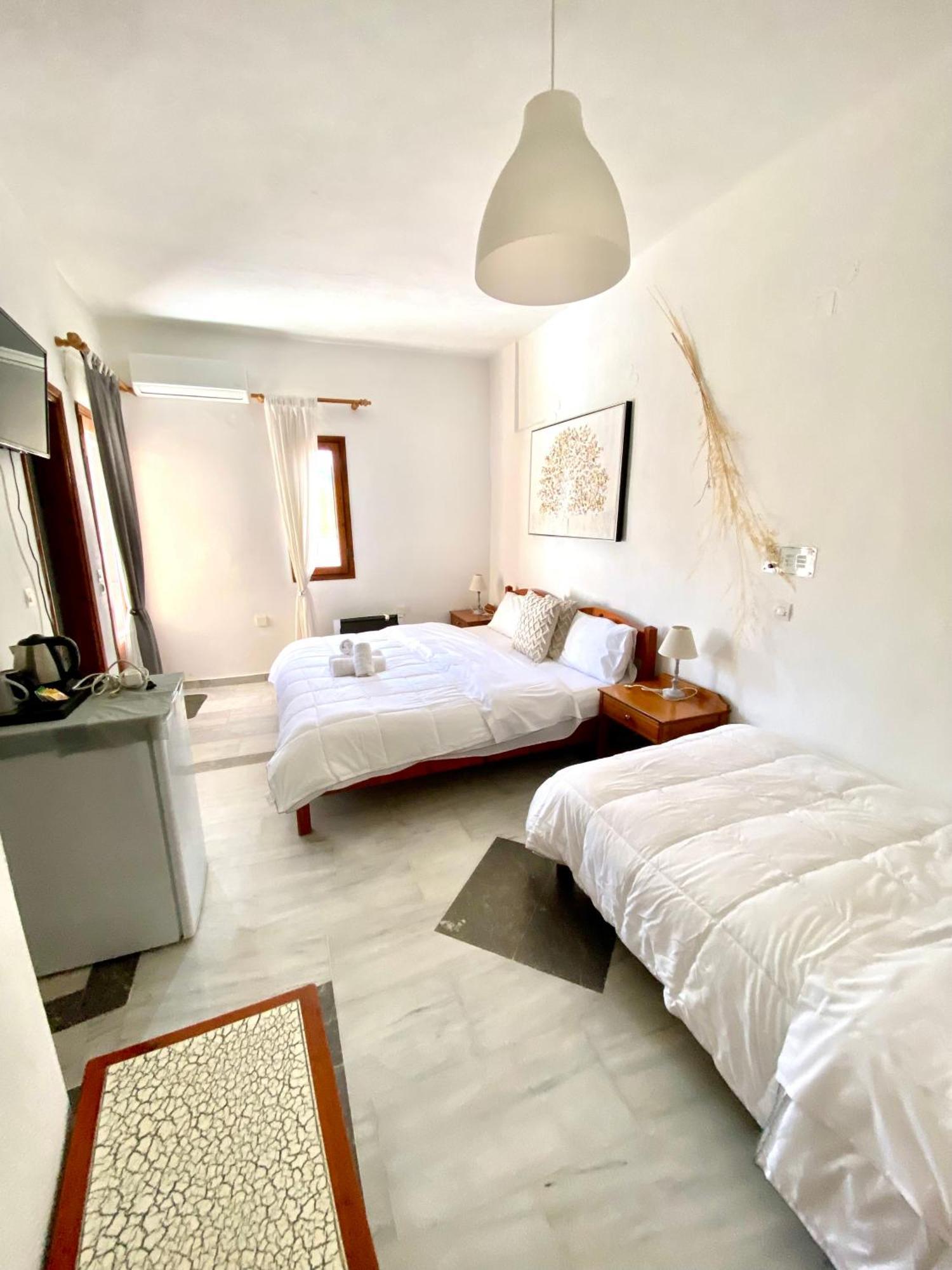 Costas Inn Spílion エクステリア 写真